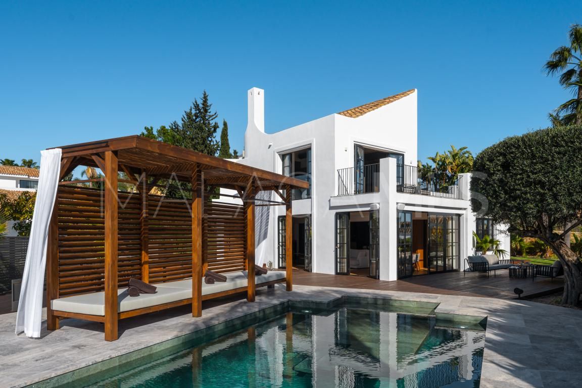 Villa for sale in Nueva Andalucia