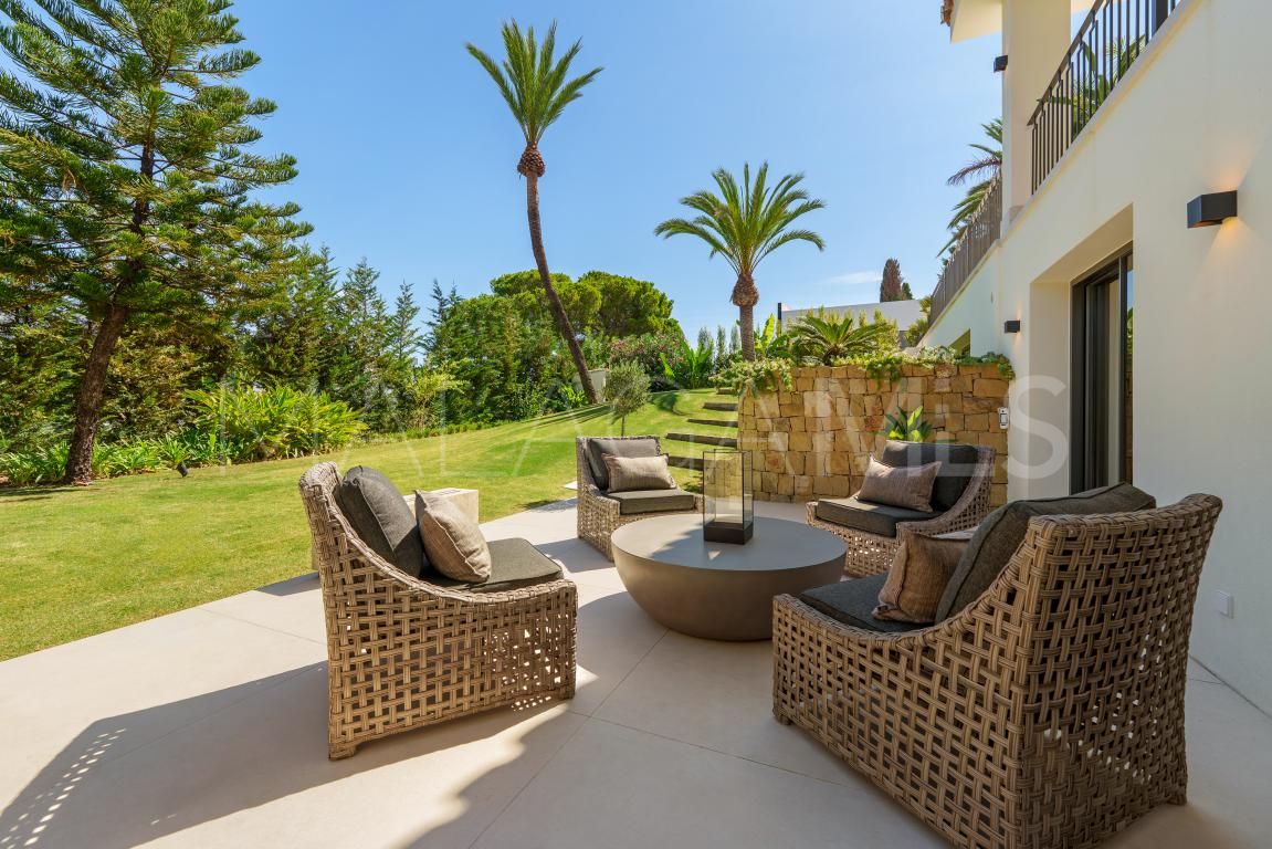 Villa for sale in Nueva Andalucia