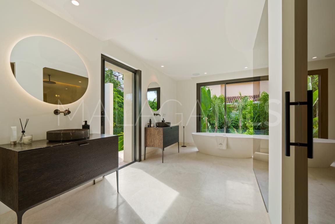 Villa for sale in Nueva Andalucia