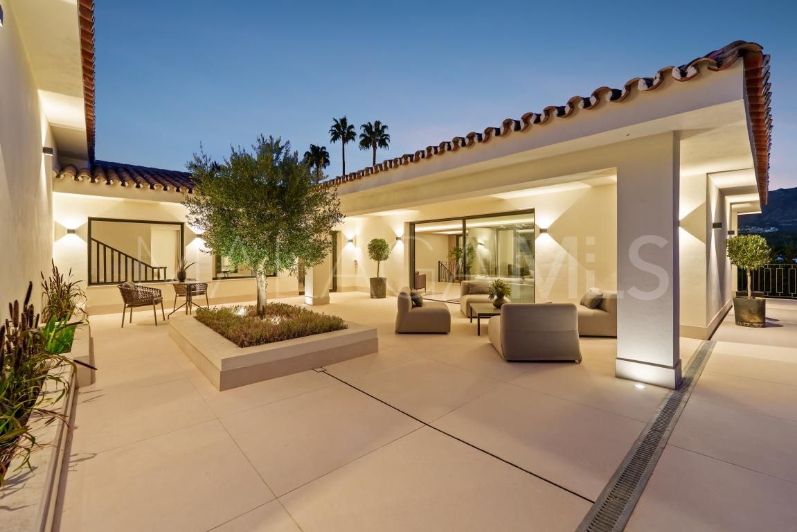 Villa for sale in Nueva Andalucia