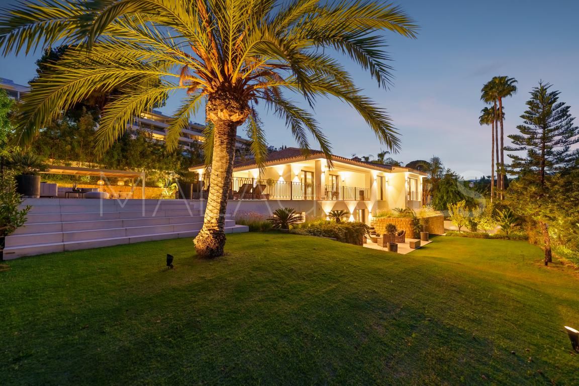 Villa for sale in Nueva Andalucia