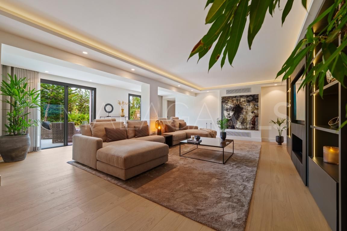 Villa for sale in Nueva Andalucia