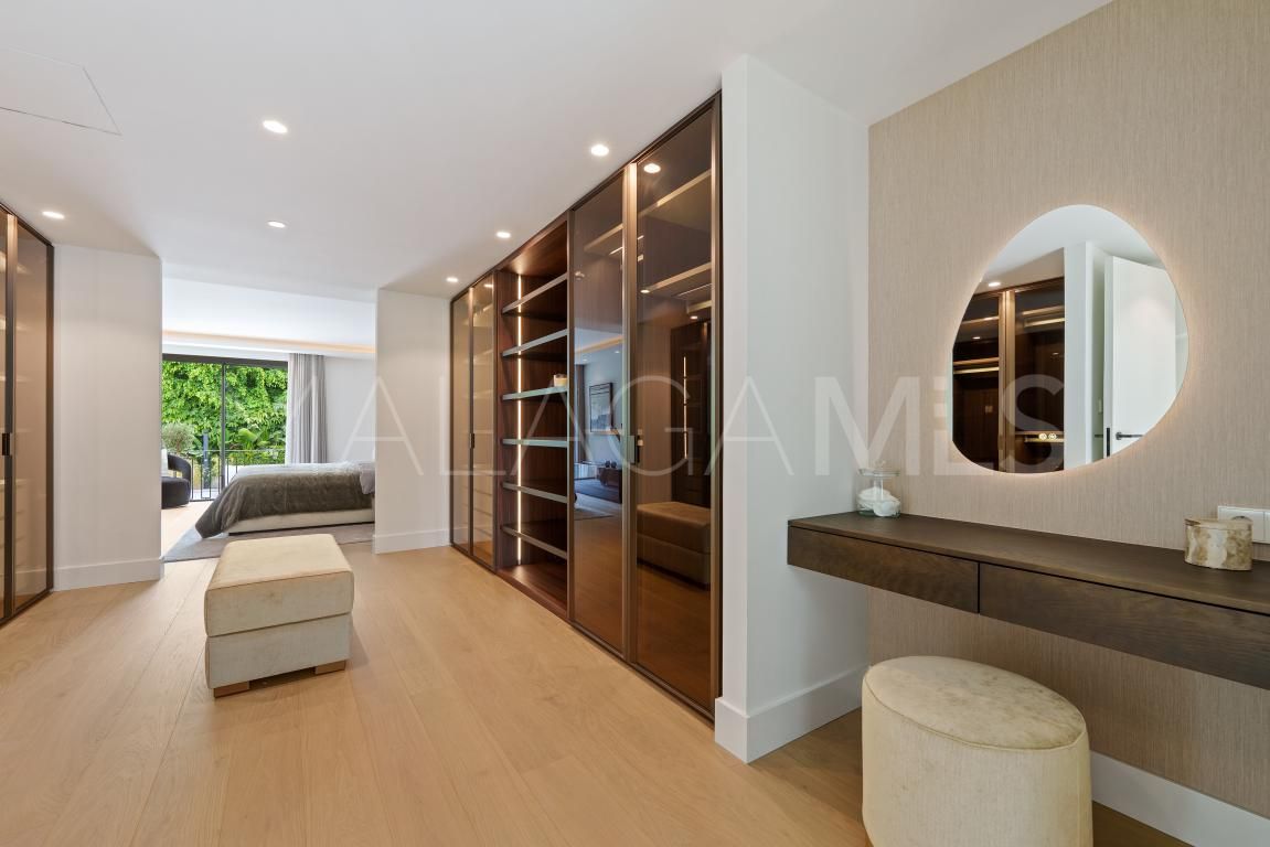 Villa for sale in Nueva Andalucia