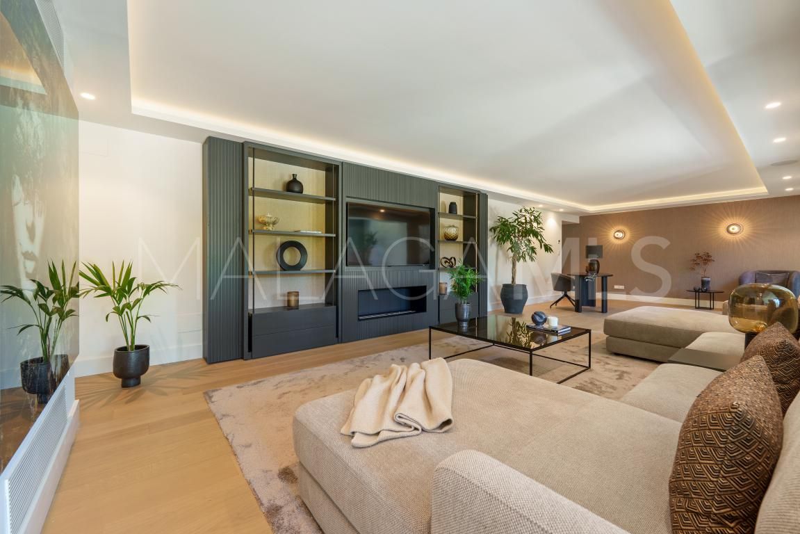 Villa for sale in Nueva Andalucia