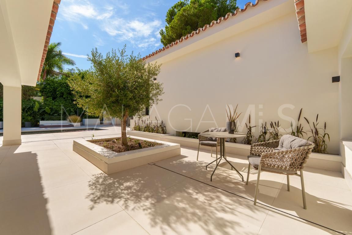 Villa for sale in Nueva Andalucia