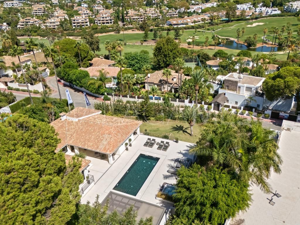 Villa for sale in Nueva Andalucia