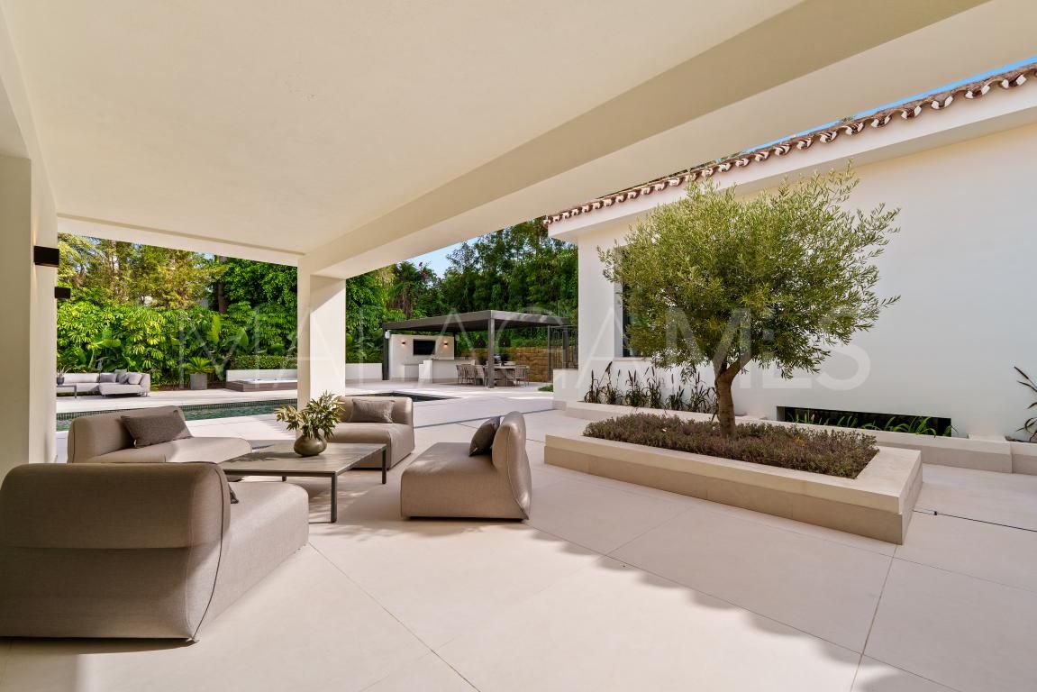 Villa for sale in Nueva Andalucia