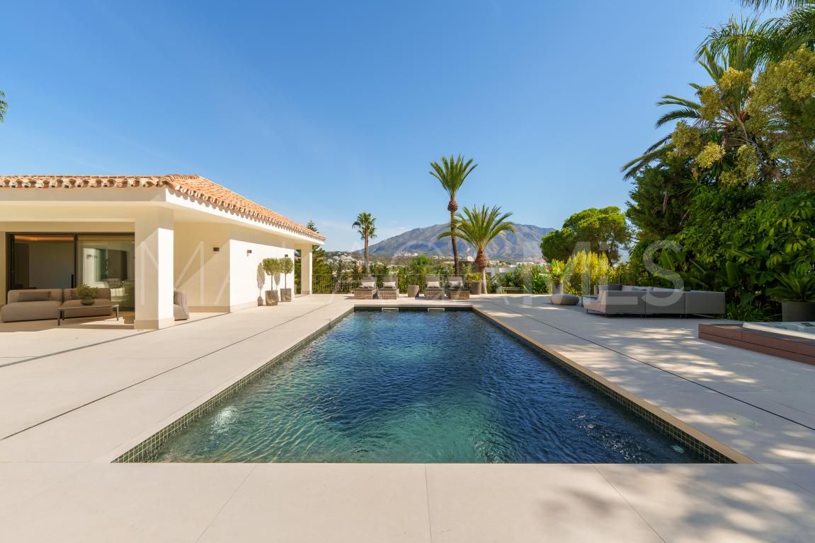 Villa for sale in Nueva Andalucia