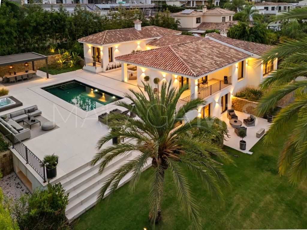 Villa for sale in Nueva Andalucia