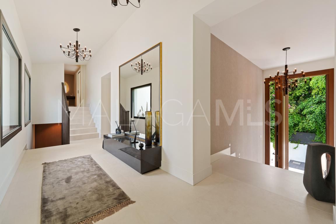 Villa for sale in Nueva Andalucia