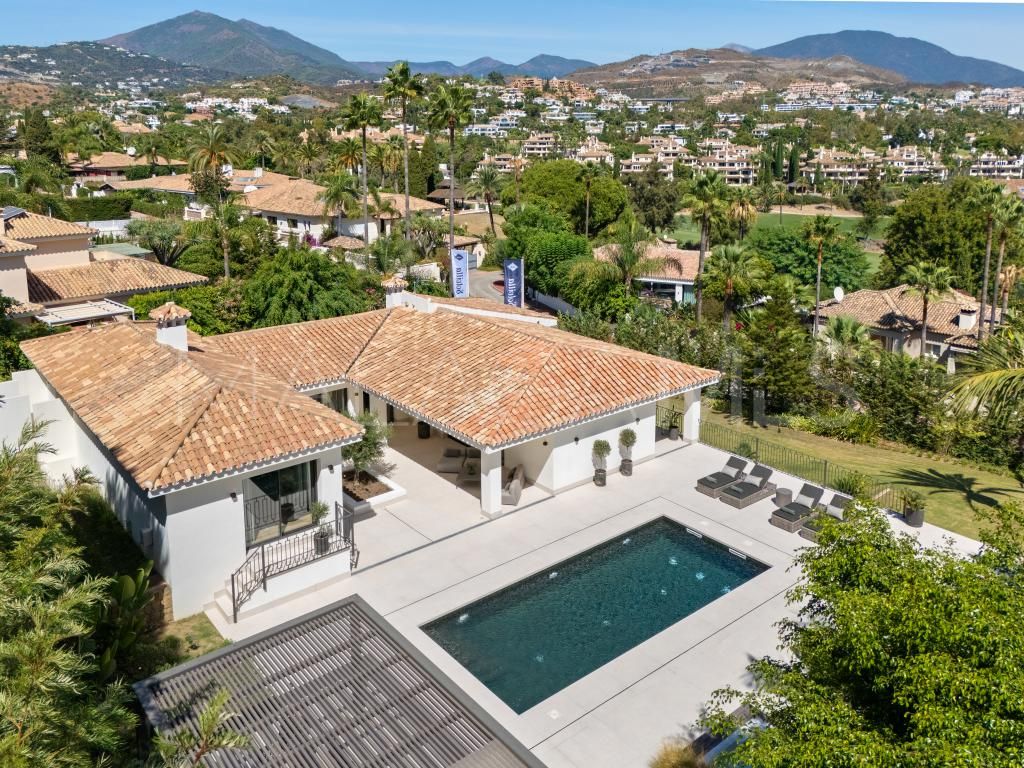 Villa for sale in Nueva Andalucia