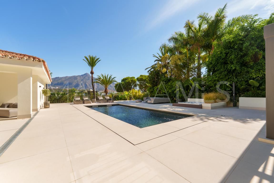 Villa for sale in Nueva Andalucia