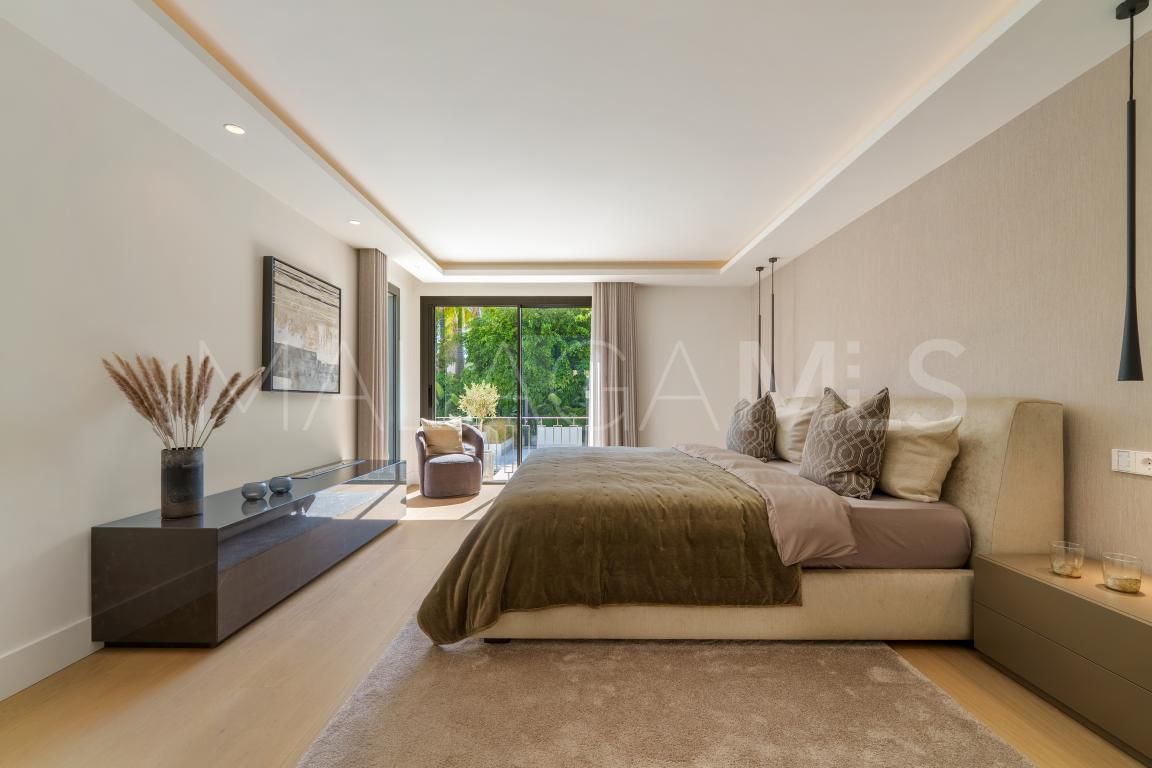 Villa for sale in Nueva Andalucia