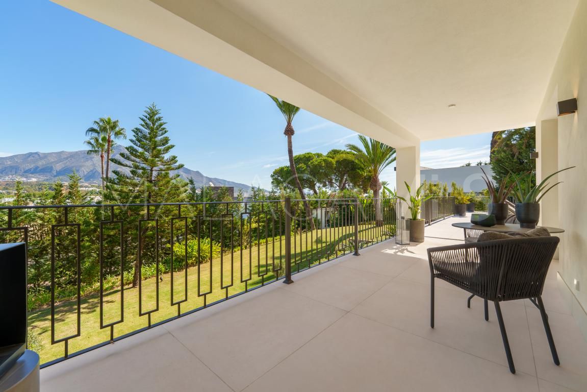 Villa for sale in Nueva Andalucia