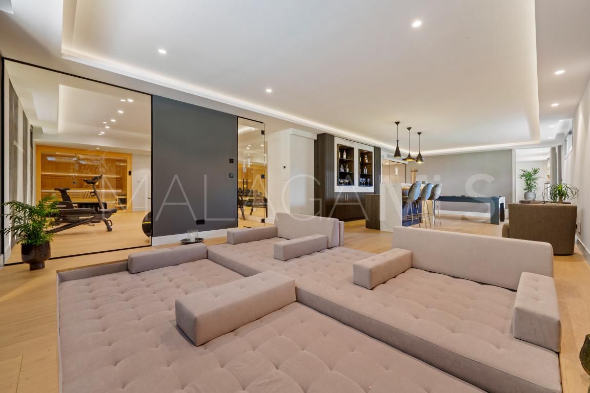 Villa for sale in Nueva Andalucia