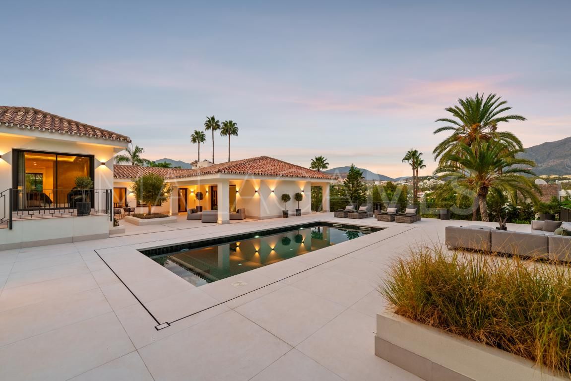 Villa for sale in Nueva Andalucia