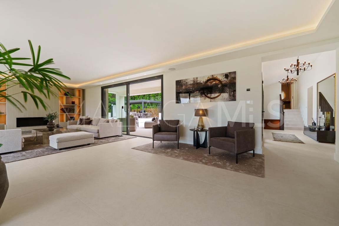 Villa for sale in Nueva Andalucia