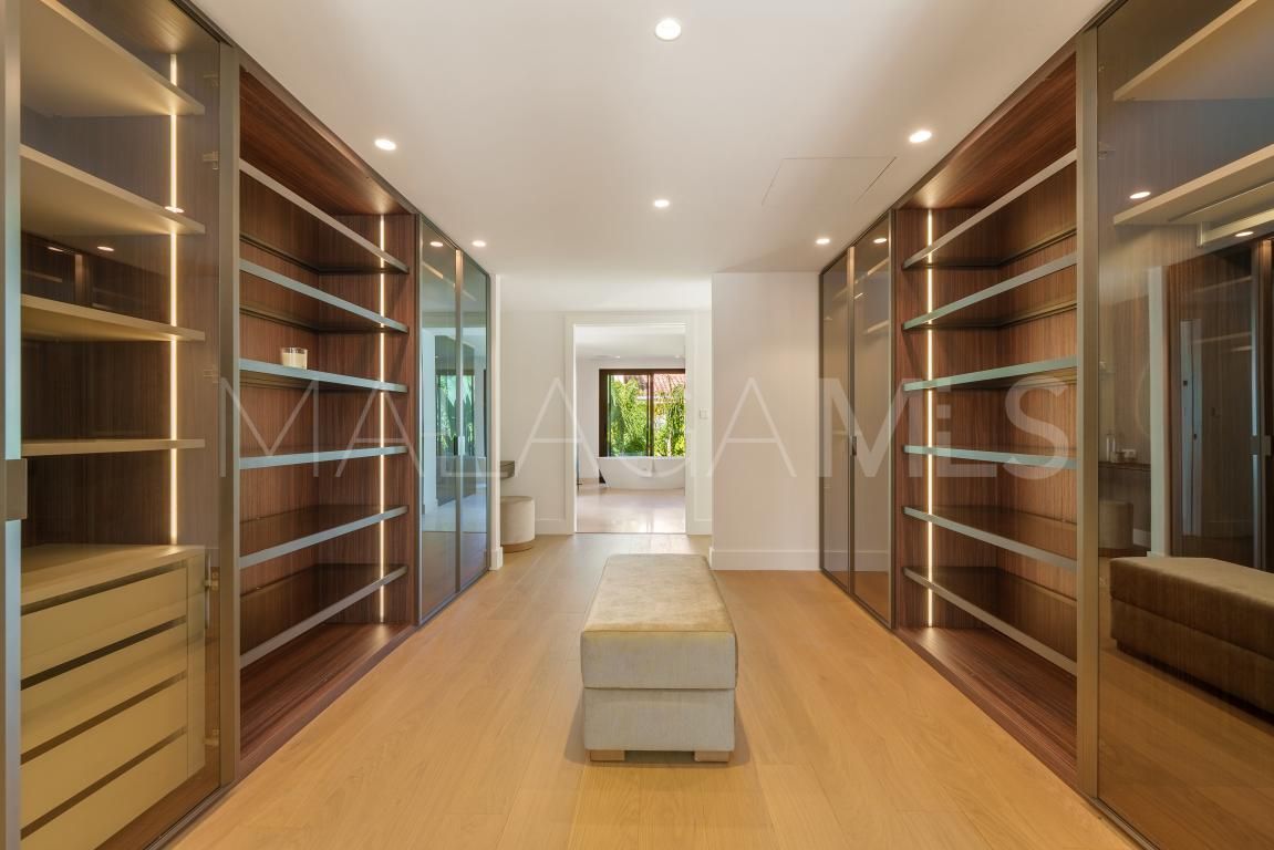 Villa for sale in Nueva Andalucia