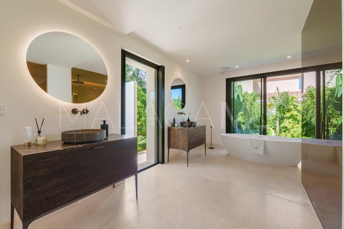 Villa for sale in Nueva Andalucia