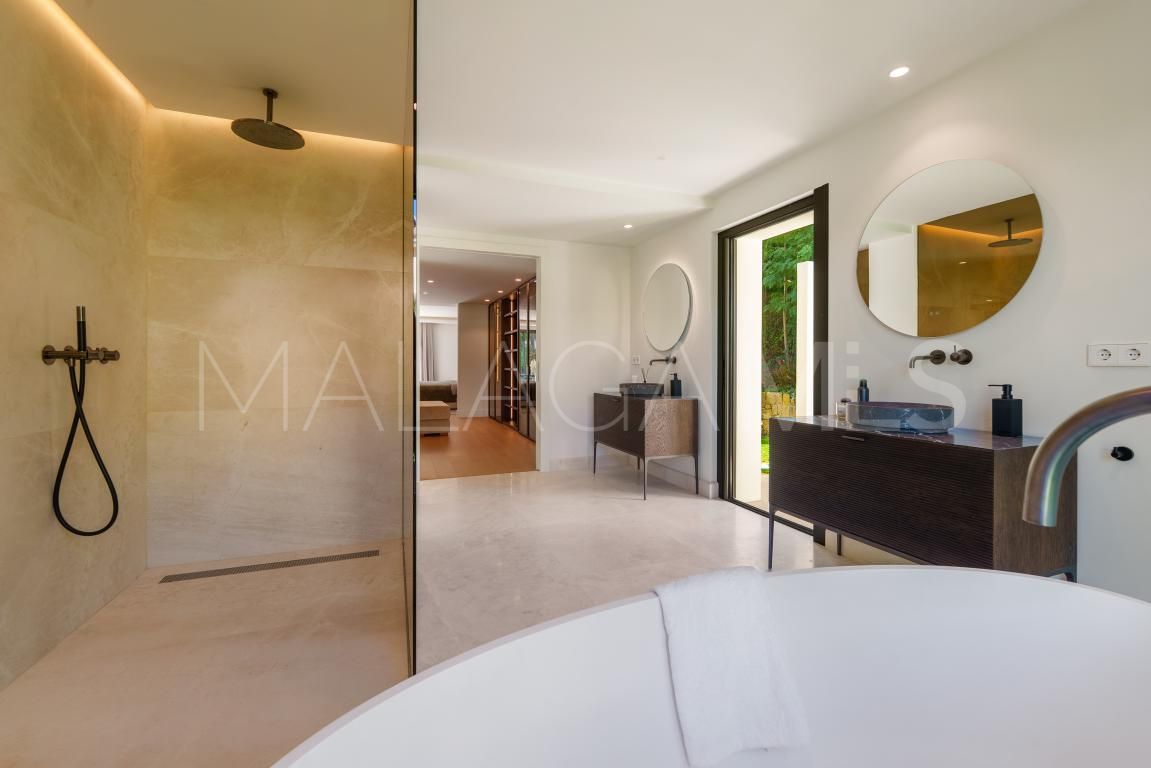 Villa for sale in Nueva Andalucia