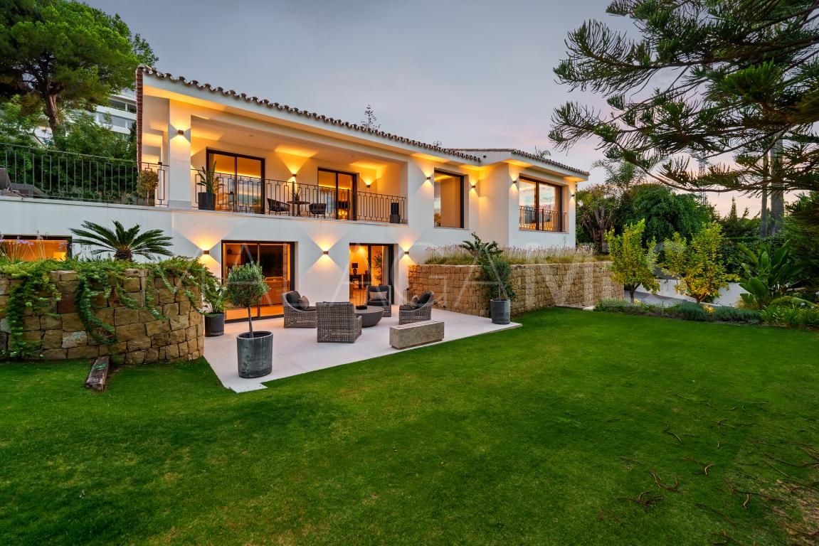 Villa for sale in Nueva Andalucia