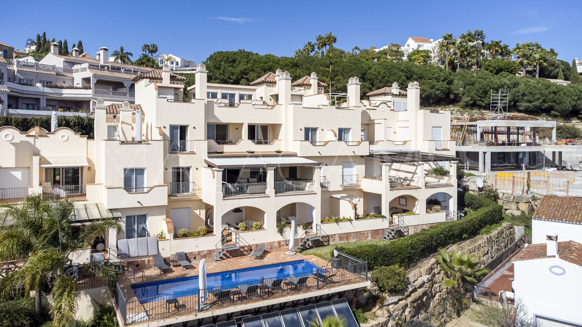 Duplex penthouse for sale in Benahavis