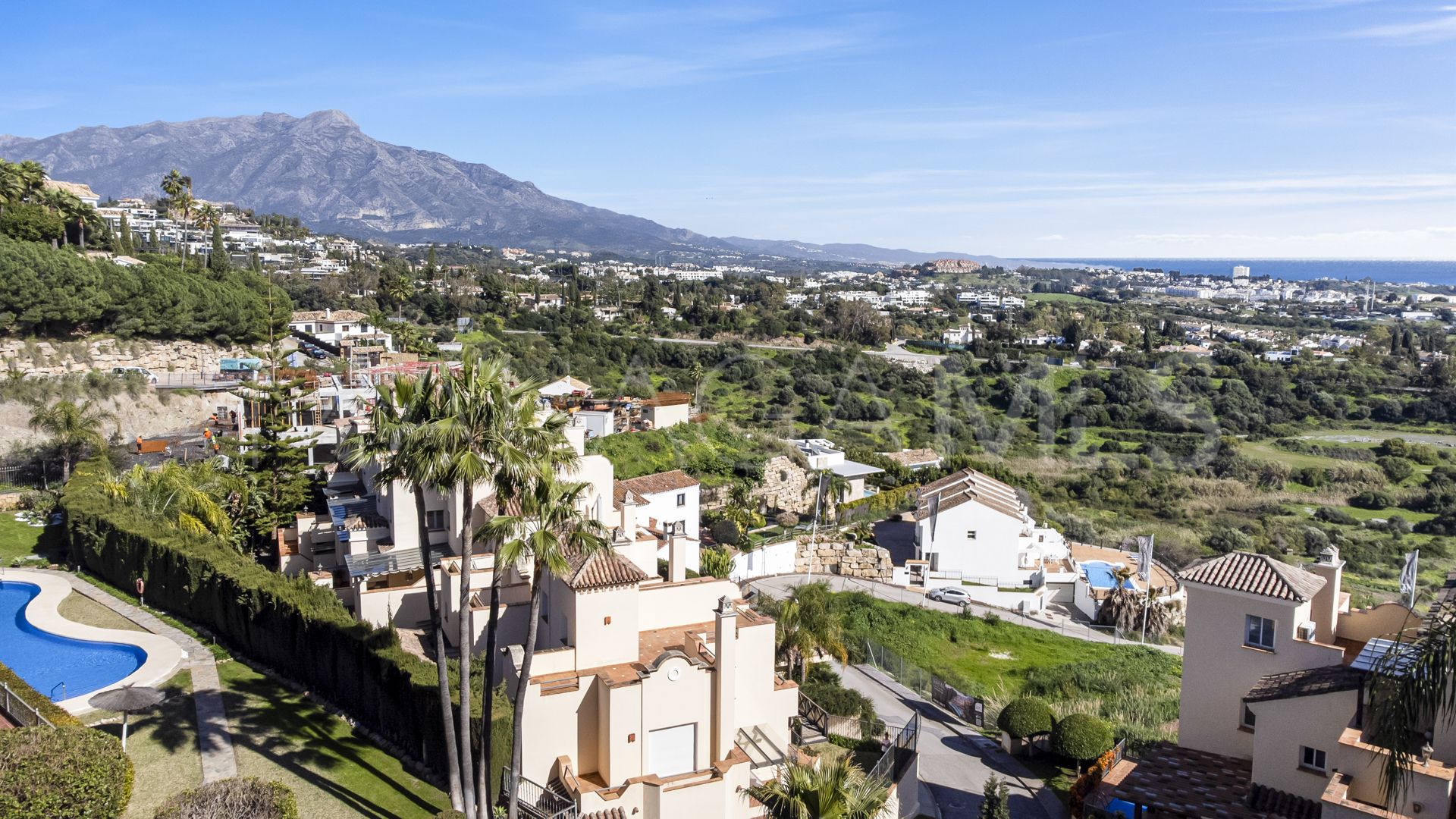 Duplex penthouse for sale in Benahavis