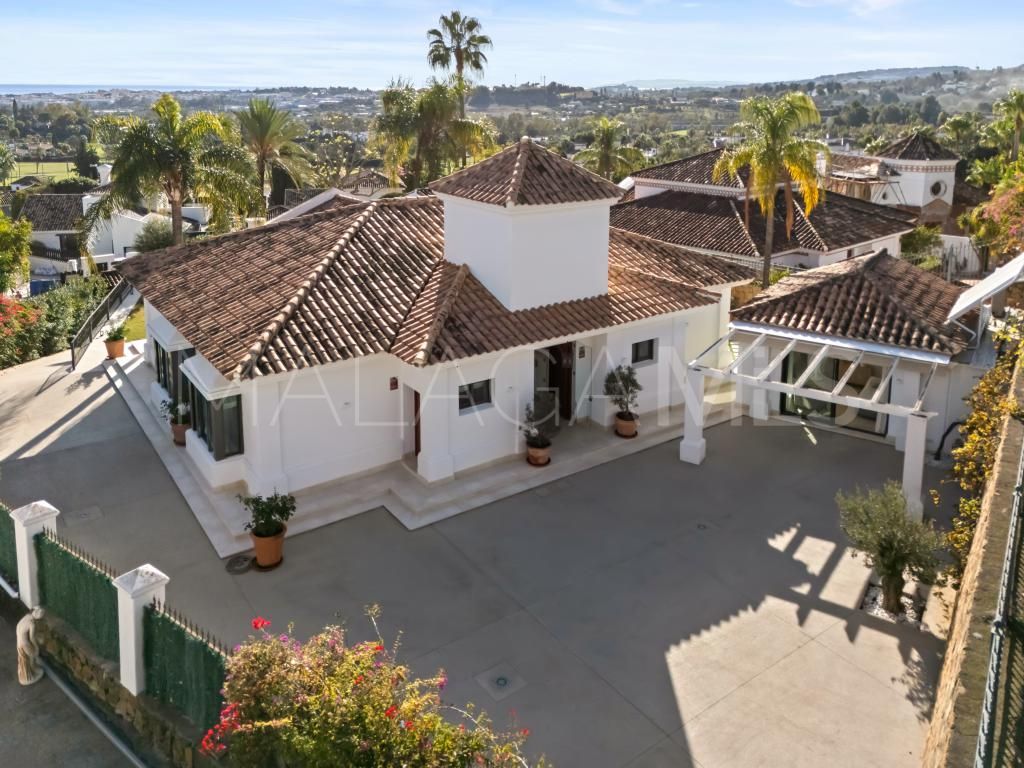 Villa for sale in Nueva Andalucia