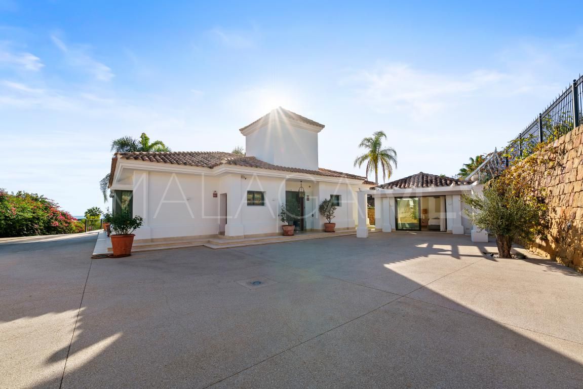 Villa for sale in Nueva Andalucia