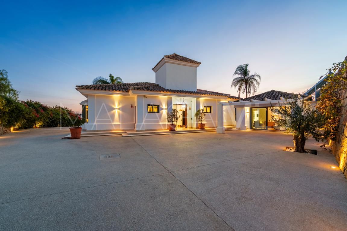 Villa for sale in Nueva Andalucia