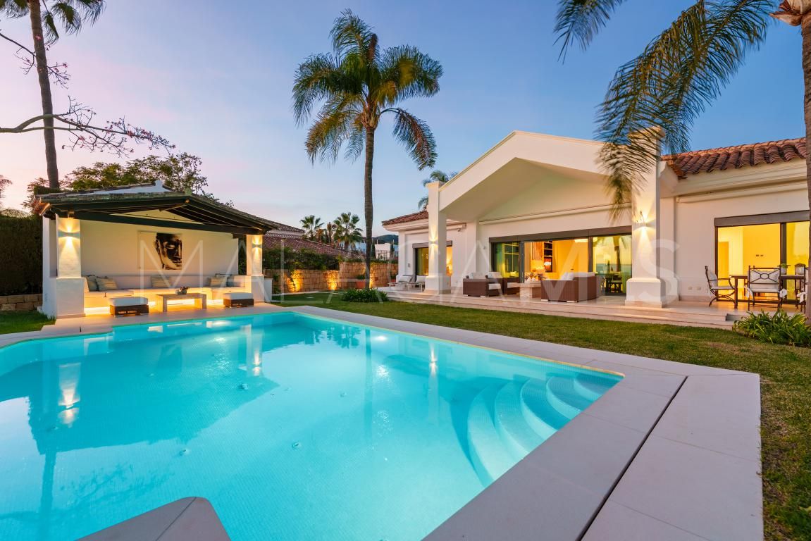 Villa for sale in Nueva Andalucia