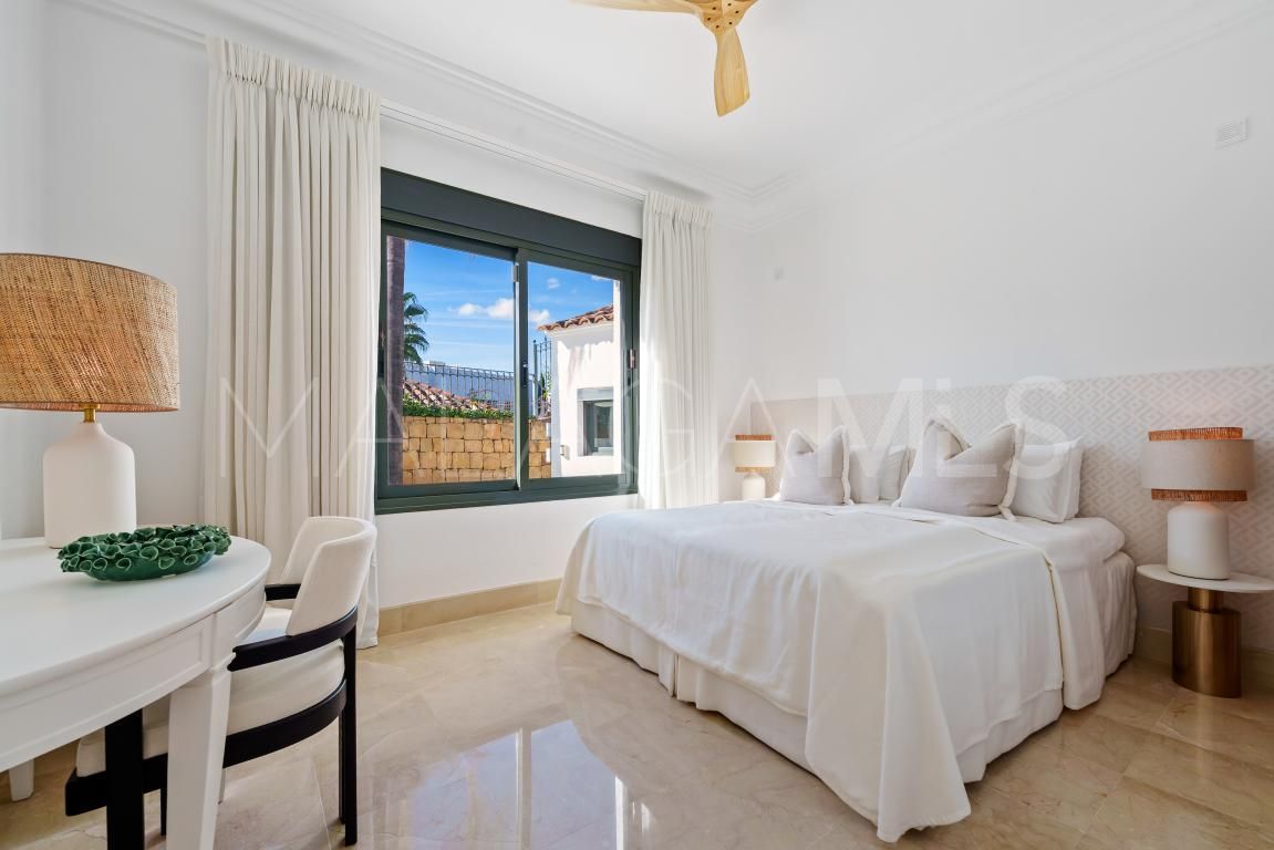 Villa for sale in Nueva Andalucia