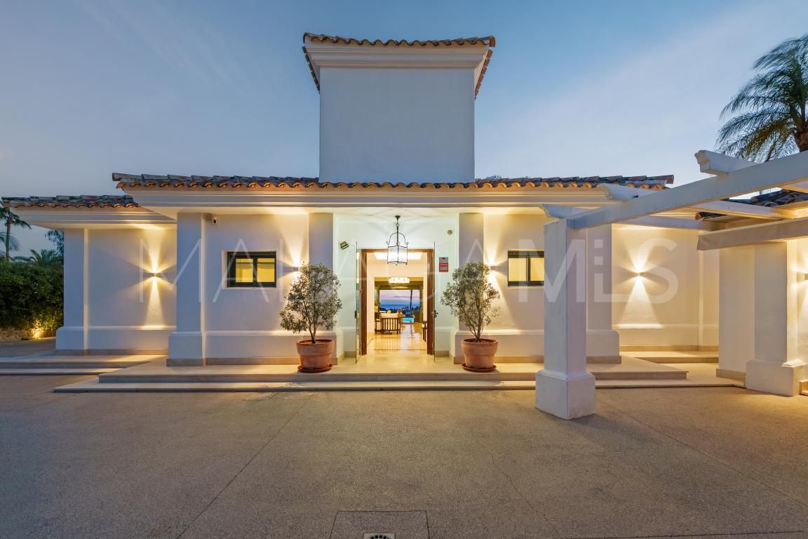 Villa for sale in Nueva Andalucia