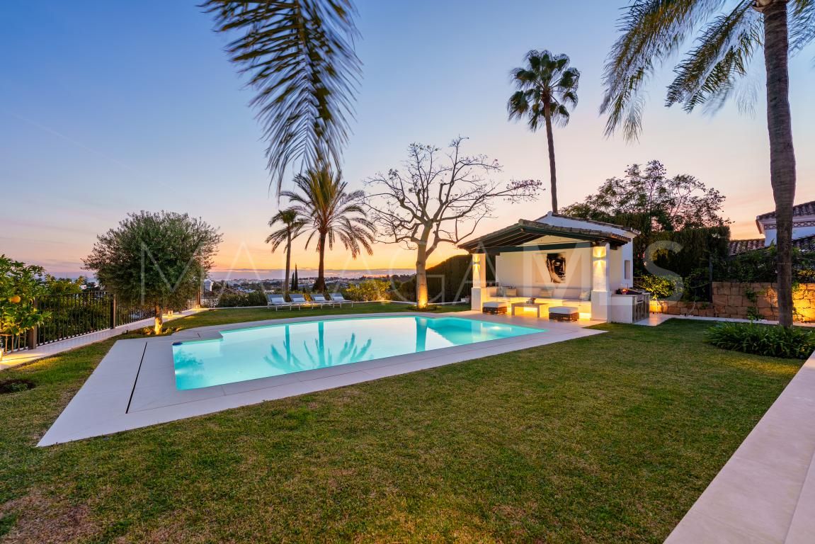 Villa for sale in Nueva Andalucia