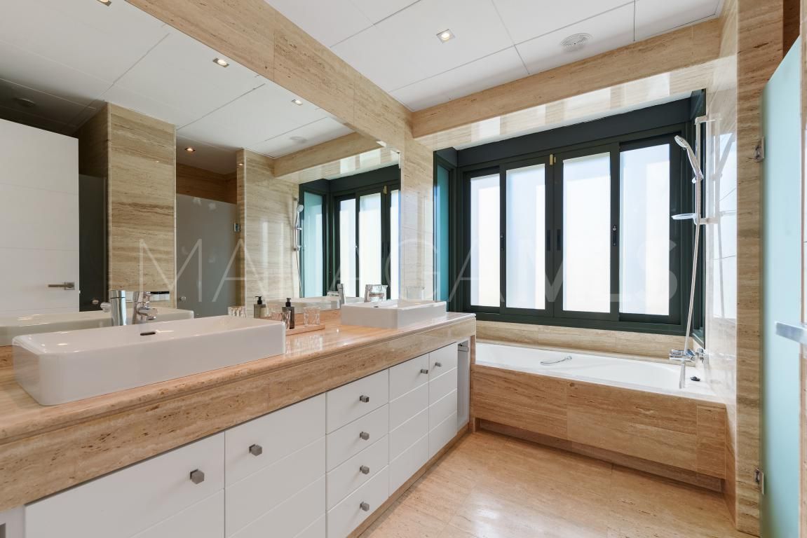 Villa for sale in Nueva Andalucia