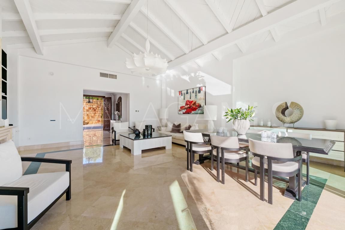 Villa for sale in Nueva Andalucia