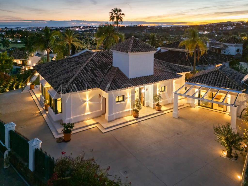 Villa for sale in Nueva Andalucia