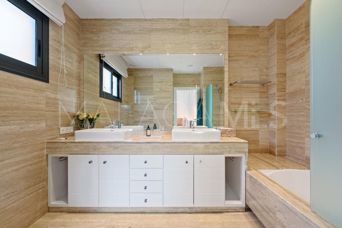 Villa for sale in Nueva Andalucia