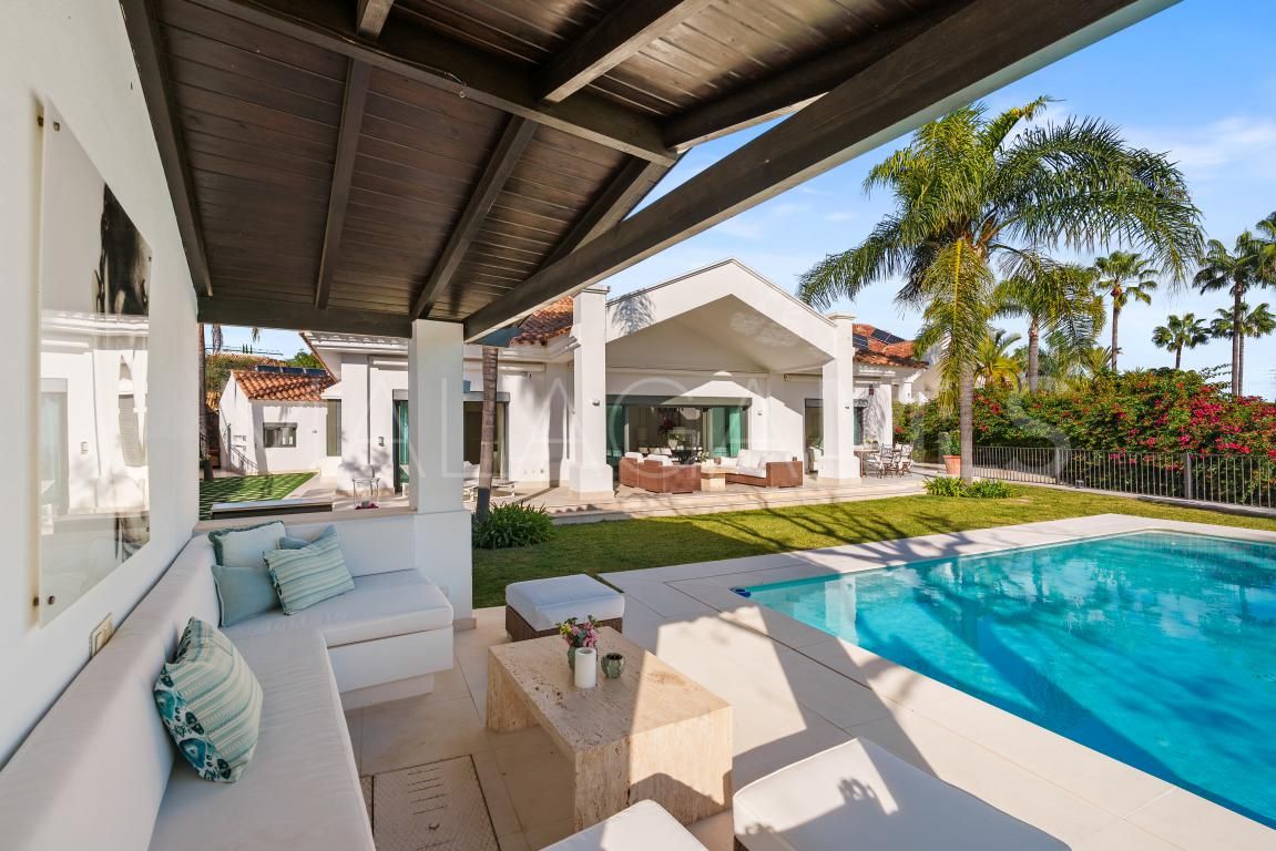 Villa for sale in Nueva Andalucia