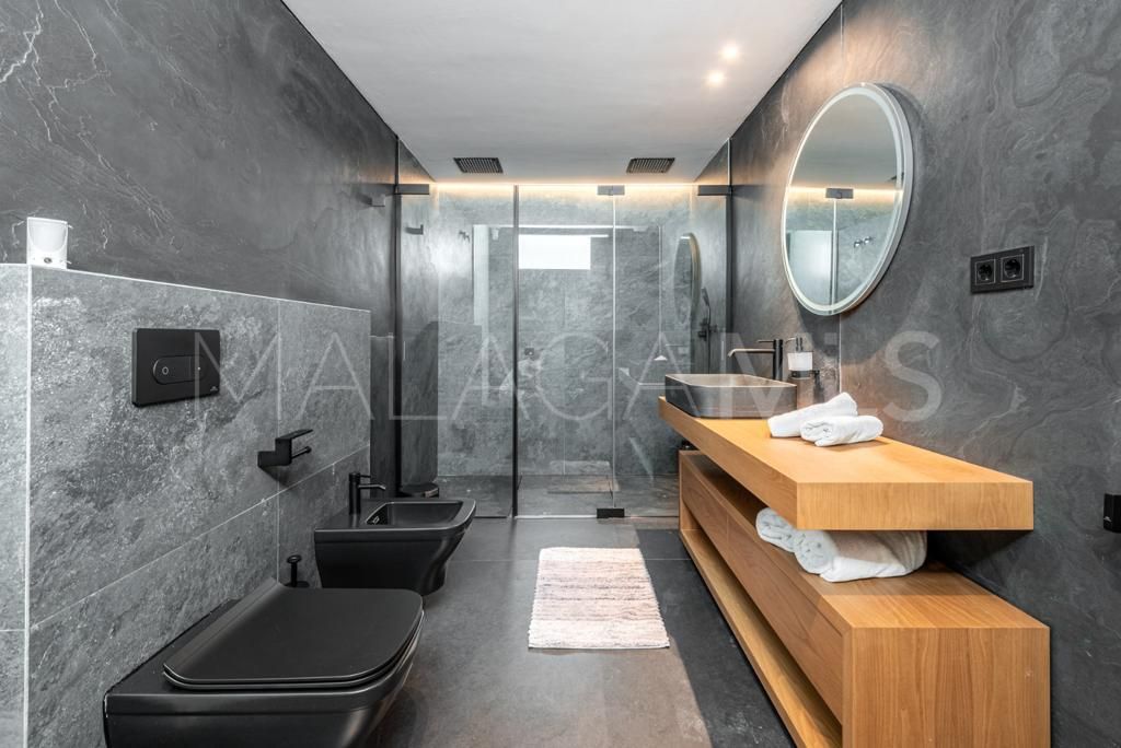 Buy Altos del Paraiso 6 bedrooms villa