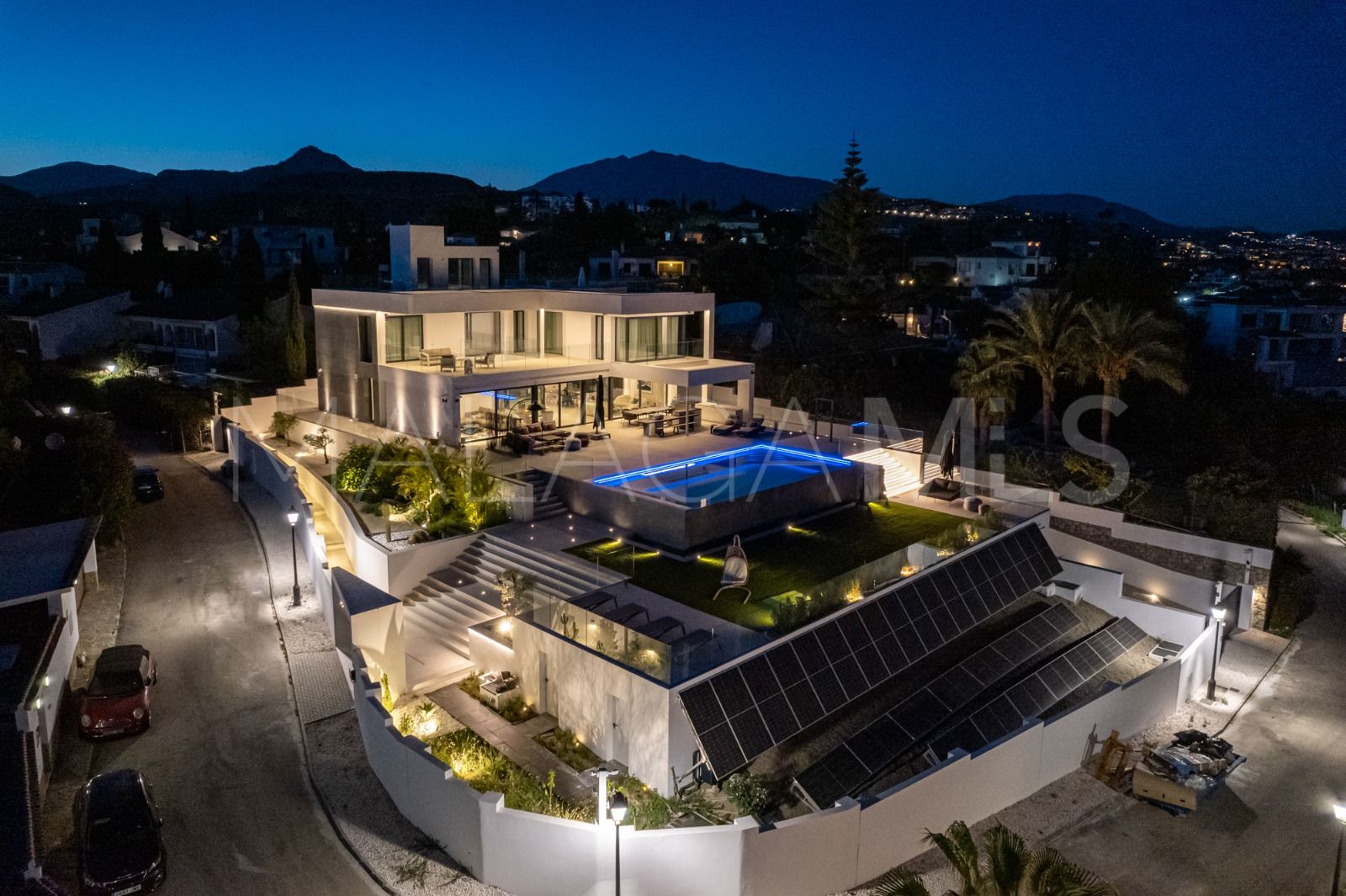 Buy Altos del Paraiso 6 bedrooms villa