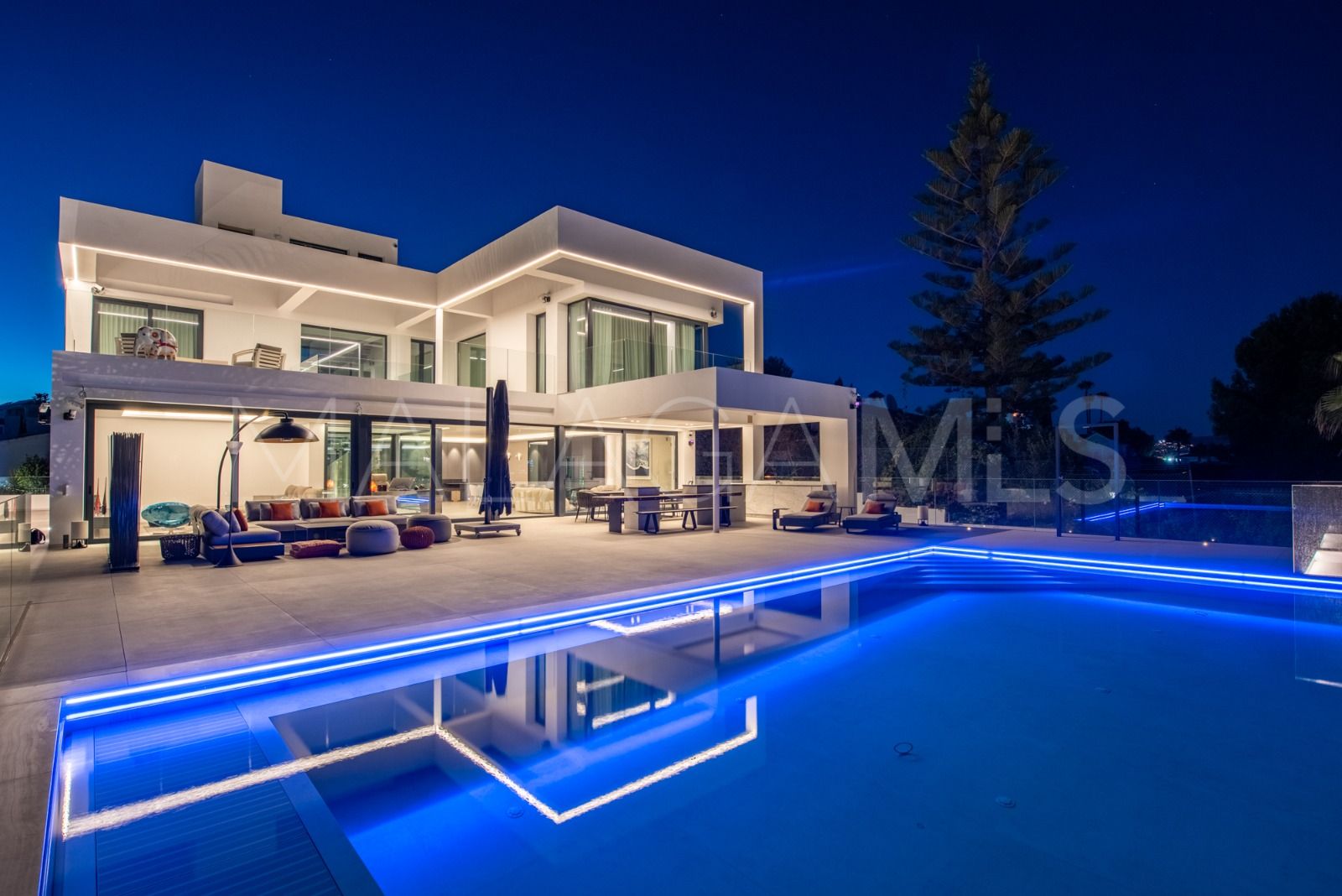 Buy Altos del Paraiso 6 bedrooms villa