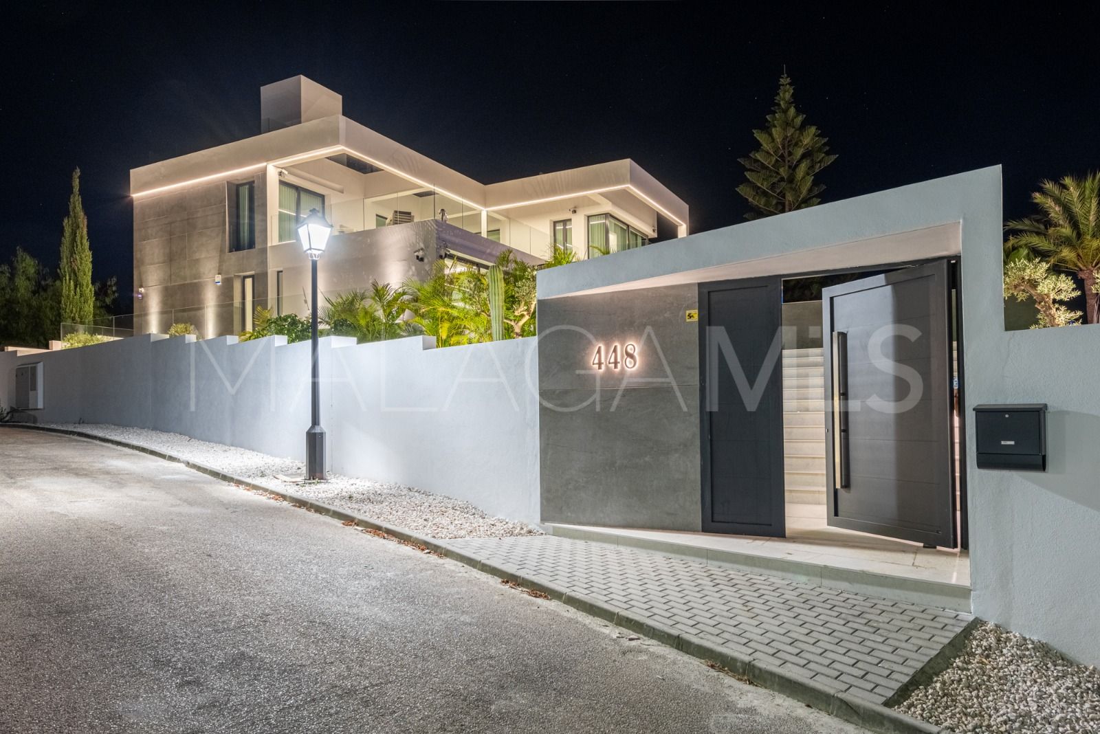 Buy Altos del Paraiso 6 bedrooms villa
