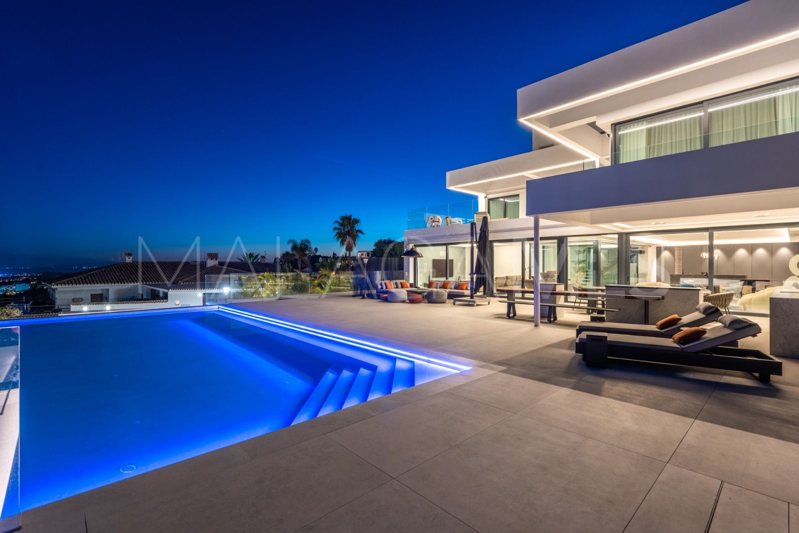 Buy Altos del Paraiso 6 bedrooms villa