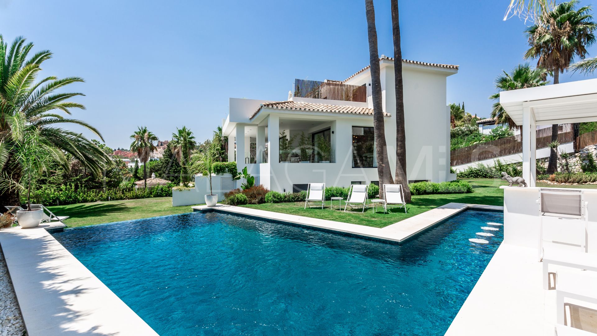 Villa for sale in Nueva Andalucia