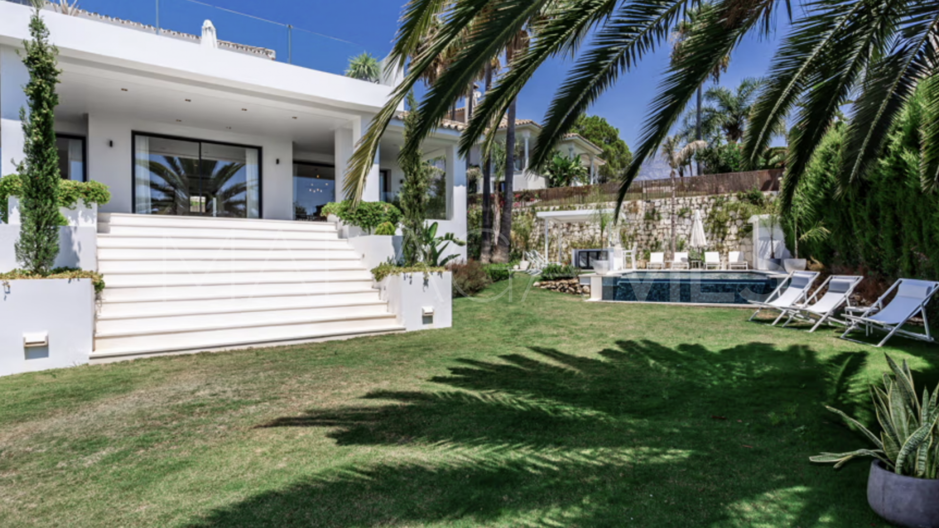 Villa for sale in Nueva Andalucia