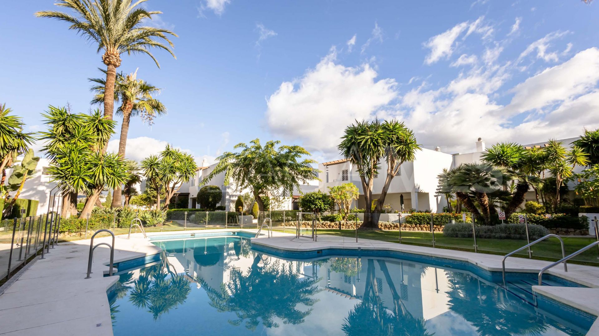Takvåning for sale in Nueva Andalucia