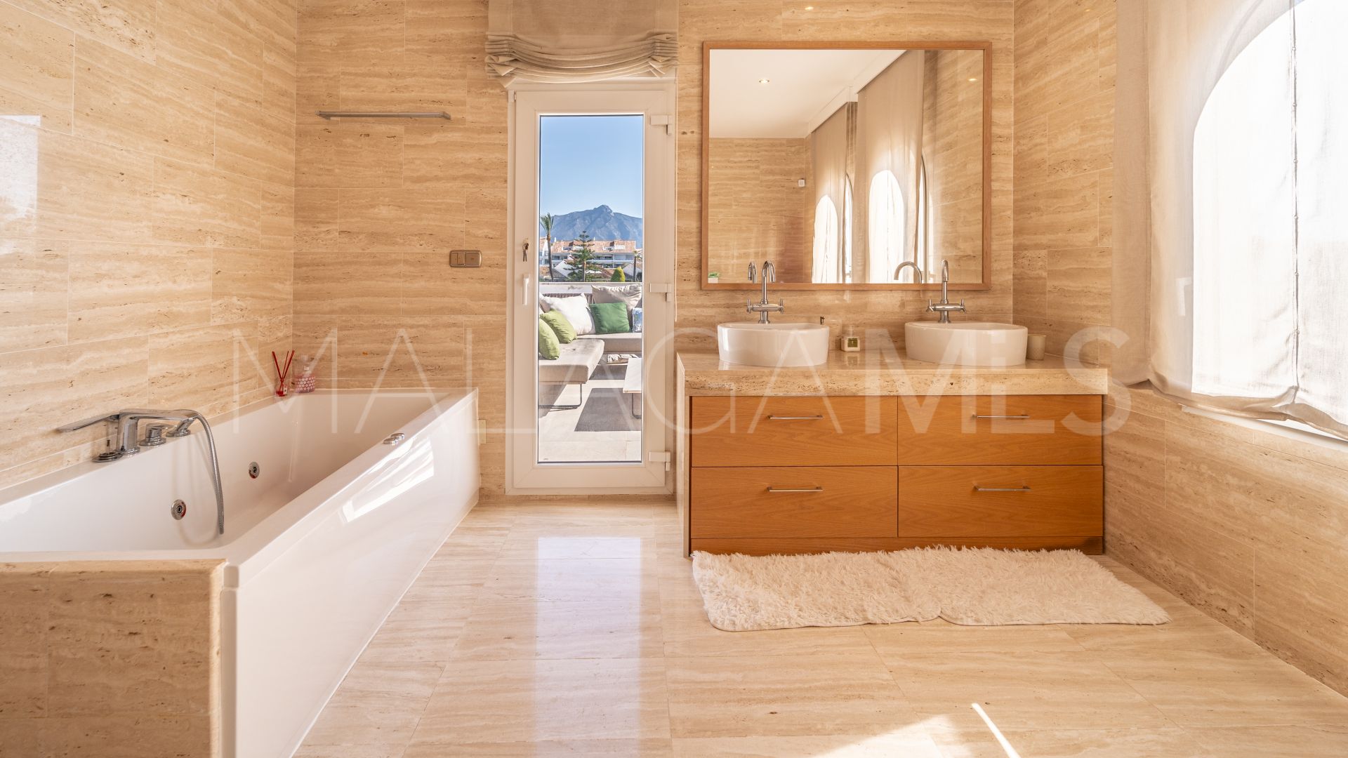 Villa for sale in Guadalmina Baja