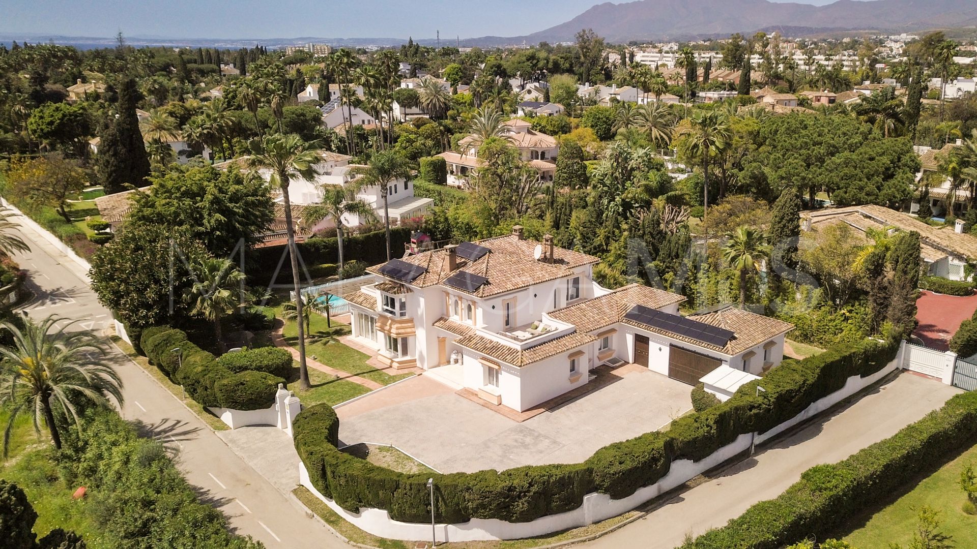 Villa for sale in Guadalmina Baja