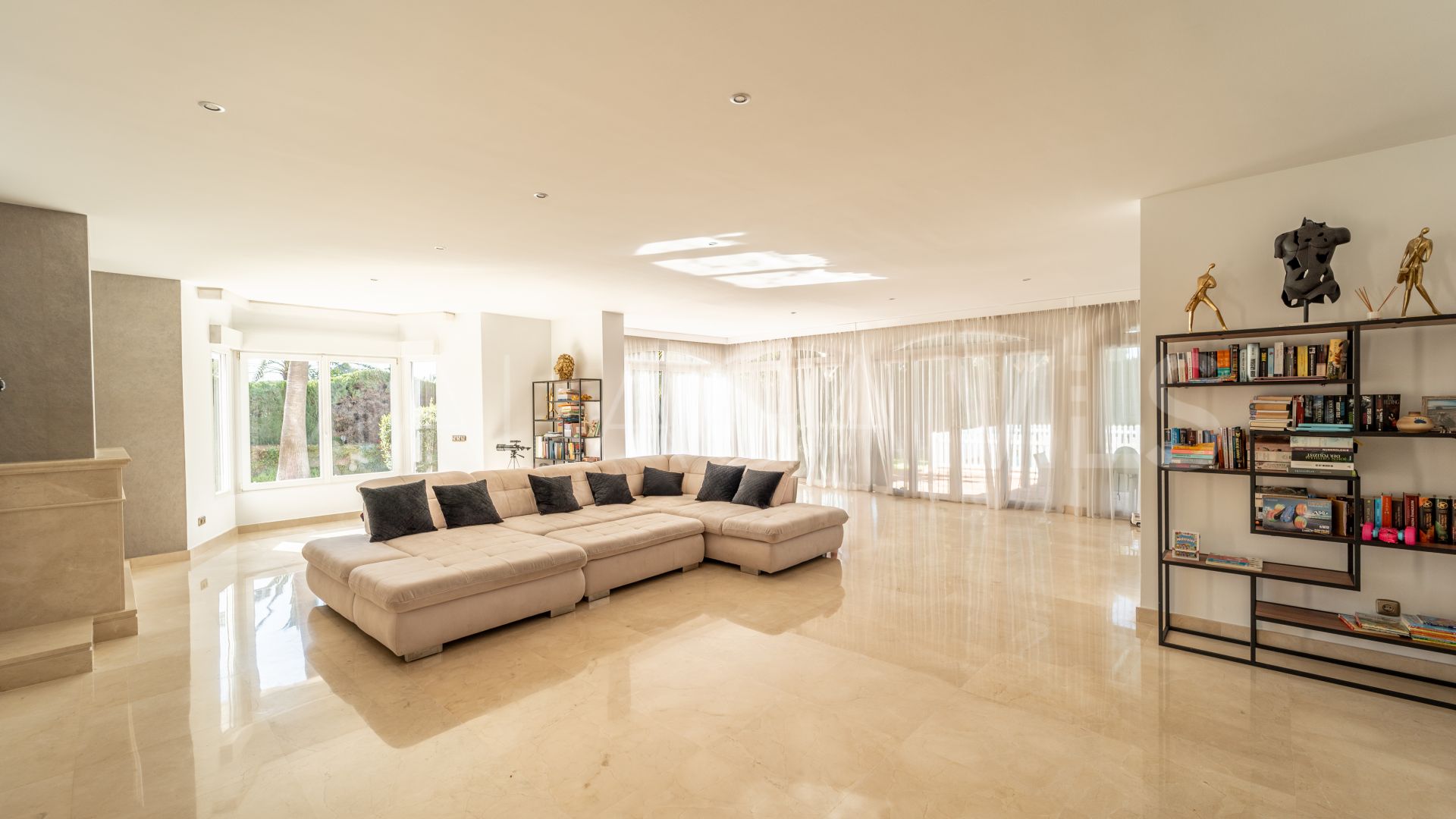 Villa for sale in Guadalmina Baja